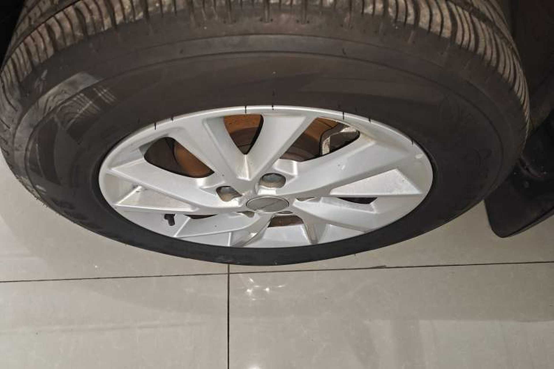 Used FORTHING Lingzhi PLUS 2024 1.5T Manual Luxury 7-Seater Left Front Wheel Hub