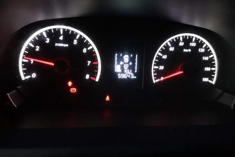 Used FORTHING Lingzhi PLUS 2024 1.5T Manual Luxury 7-Seater Odometer Close Up