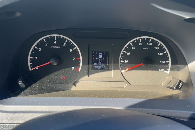 Used FORTHING Lingzhi PLUS 2024 1.5T Manual Luxury 7-Seater Odometer Close Up