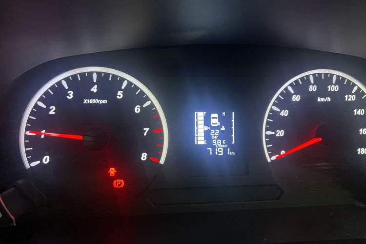 Used FORTHING Lingzhi PLUS 2024 1.5T Manual Luxury 7-Seater Odometer Close Up