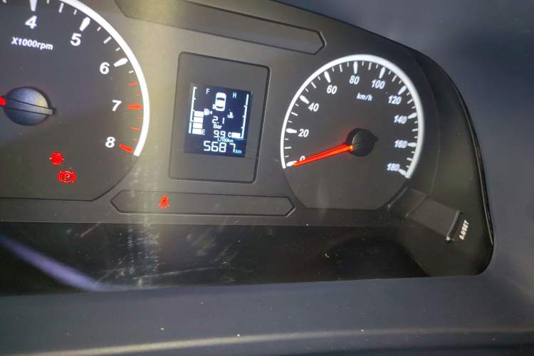 Used FORTHING Lingzhi PLUS 2024 1.5T Manual Luxury 7-Seater Odometer Close Up