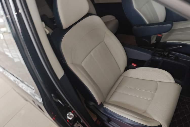 Used FORTHING Lingzhi PLUS 2024 1.5T Manual Luxury 7-Seater Right Front Seat