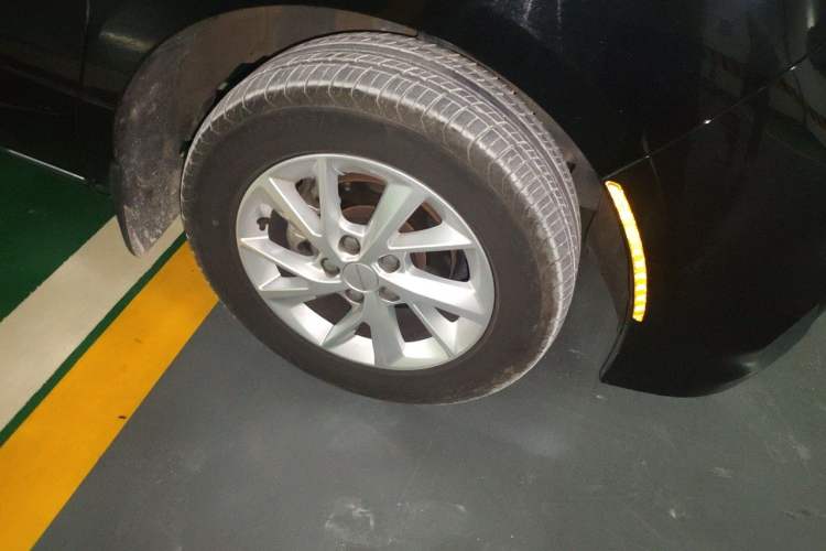 Used FORTHING Lingzhi PLUS 2024 1.5T Manual Luxury 7-Seater Right Front Wheel Hub