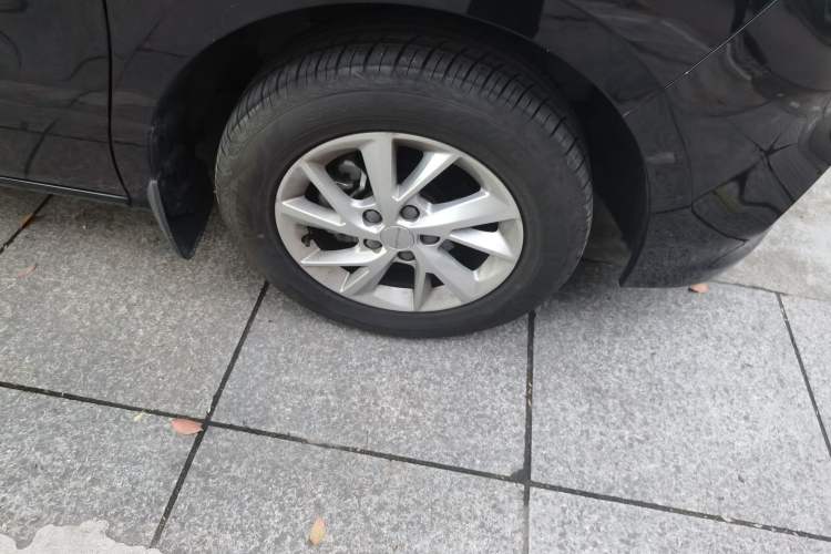 Used FORTHING Lingzhi PLUS 2024 1.5T Manual Luxury 7-Seater Right Front Wheel Hub