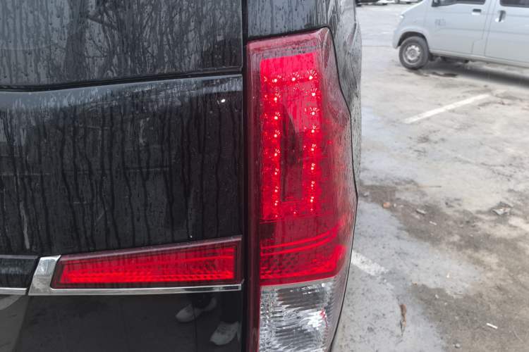 Used FORTHING Lingzhi PLUS 2024 1.5T Manual Luxury 7-Seater Right Rear Taillight