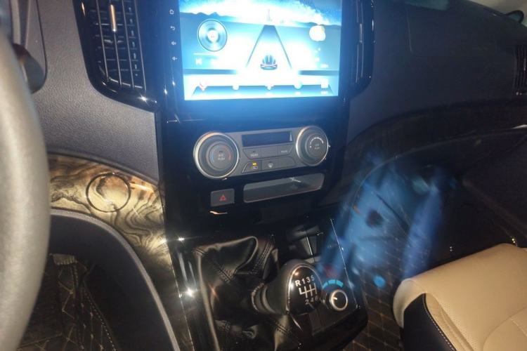 Used FORTHING Lingzhi PLUS 2024 1.5T Manual Luxury 9-Seater Audio And AC Panel