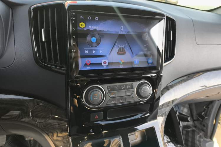 Used FORTHING Lingzhi PLUS 2024 1.5T Manual Luxury 7-Seater Audio And AC Panel