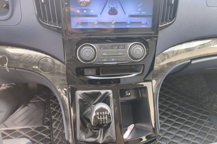 Used FORTHING Lingzhi PLUS 2024 1.5T Manual Luxury 7-Seater Audio And AC Panel