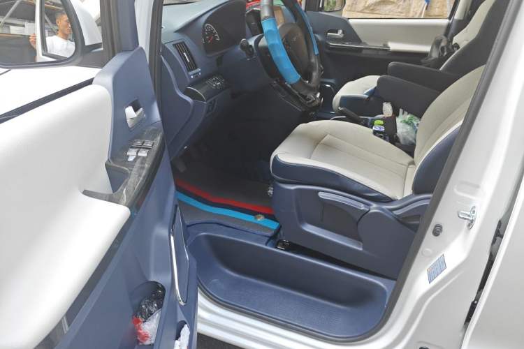 Used FORTHING Lingzhi PLUS 2024 1.5T Manual Luxury 7-Seater Driver Seat