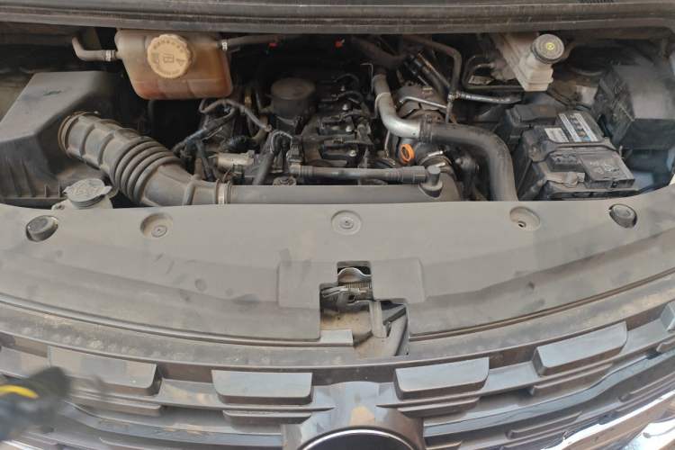 Used FORTHING Lingzhi PLUS 2024 1.5T Manual Luxury 7-Seater Engine Bay