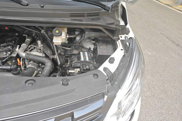 Used FORTHING Lingzhi PLUS 2024 1.5T Manual Luxury 7-Seater Engine Bay Left
