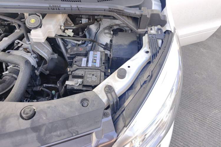 Used FORTHING Lingzhi PLUS 2024 1.5T Manual Luxury 7-Seater Engine Bay Left