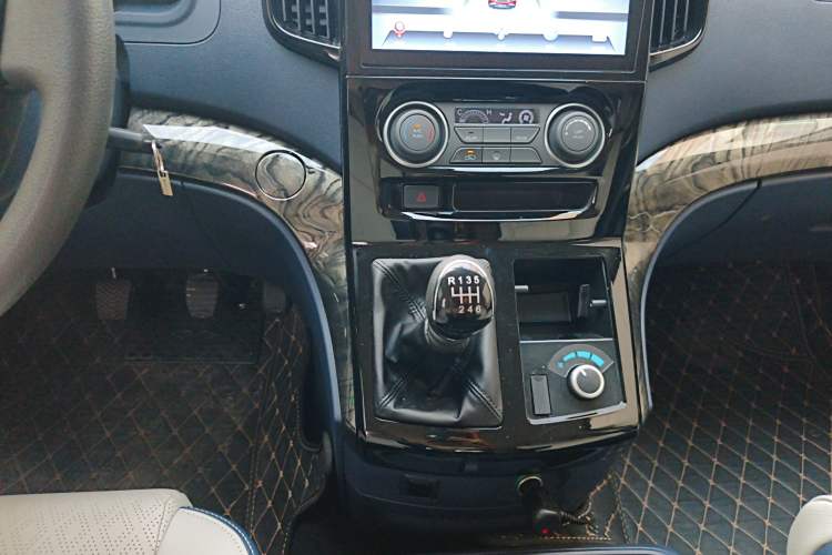 Used FORTHING Lingzhi PLUS 2024 1.5T Manual Luxury 9-Seater Gear Lever