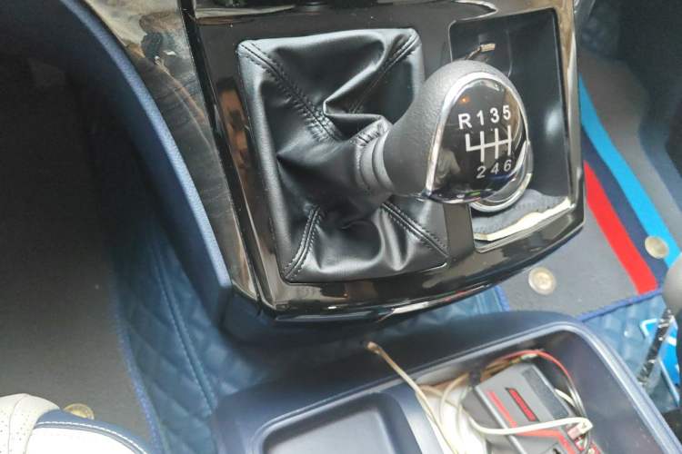 Used FORTHING Lingzhi PLUS 2024 1.5T Manual Luxury 7-Seater Gear Lever