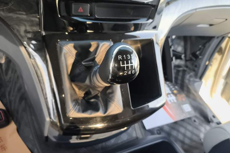 Used FORTHING Lingzhi PLUS 2024 1.5T Manual Luxury 7-Seater Gear Lever