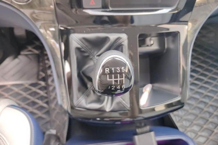 Used FORTHING Lingzhi PLUS 2024 1.5T Manual Luxury 7-Seater Gear Lever