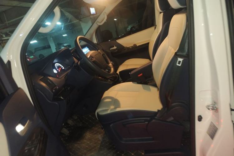 Used FORTHING Lingzhi PLUS 2024 1.5T Manual Luxury 9-Seater Interior 3