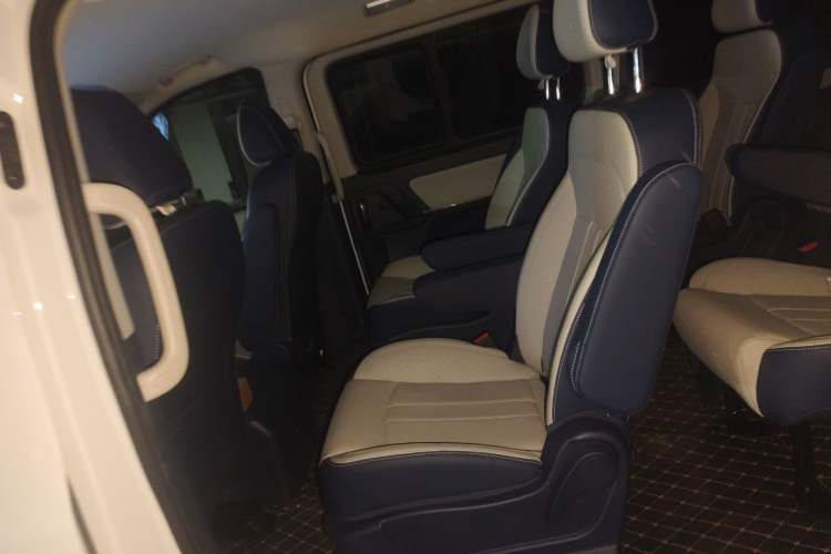 Used FORTHING Lingzhi PLUS 2024 1.5T Manual Luxury 9-Seater Interior 4