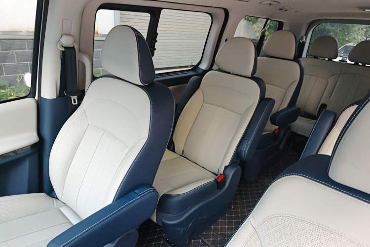 Used FORTHING Lingzhi PLUS 2024 1.5T Manual Luxury 9-Seater Interior 4