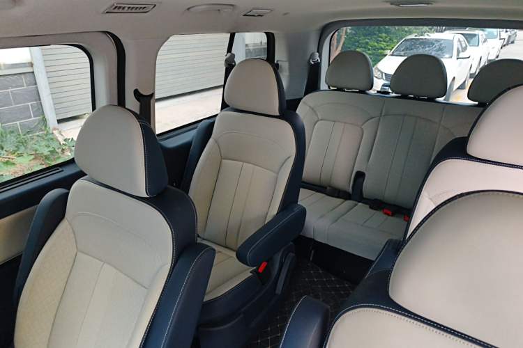 Used FORTHING Lingzhi PLUS 2024 1.5T Manual Luxury 9-Seater Interior 5