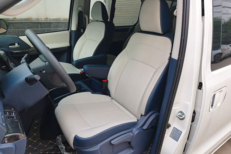Used FORTHING Lingzhi PLUS 2024 1.5T Manual Luxury 9-Seater Left Front Seat