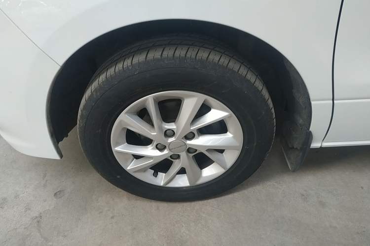 Used FORTHING Lingzhi PLUS 2024 1.5T Manual Luxury 7-Seater Left Front Wheel Hub