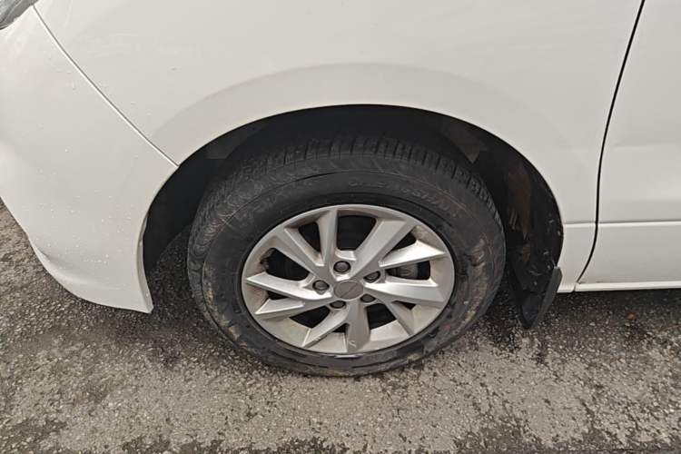 Used FORTHING Lingzhi PLUS 2024 1.5T Manual Luxury 7-Seater Left Front Wheel Hub