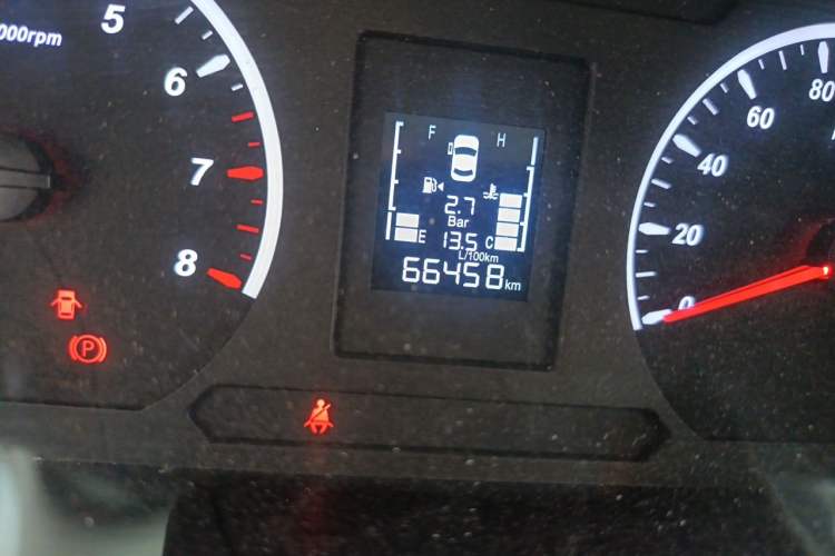 Used FORTHING Lingzhi PLUS 2024 1.5T Manual Luxury 7-Seater Odometer Close Up