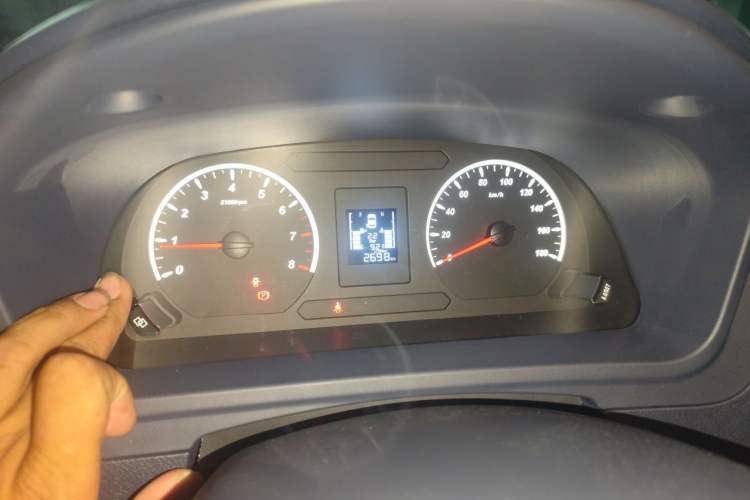 Used FORTHING Lingzhi PLUS 2024 1.5T Manual Luxury 9-Seater Odometer Close Up