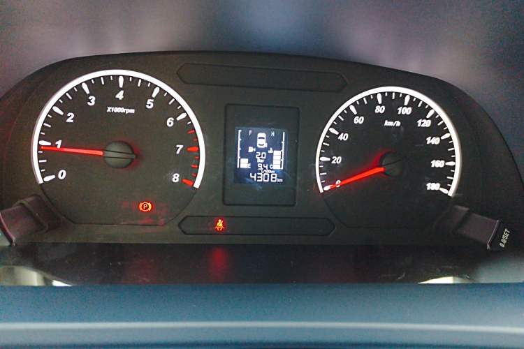 Used FORTHING Lingzhi PLUS 2024 1.5T Manual Luxury 9-Seater Odometer Close Up