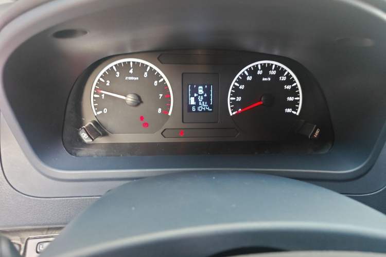 Used FORTHING Lingzhi PLUS 2024 1.5T Manual Luxury 7-Seater Odometer Close Up