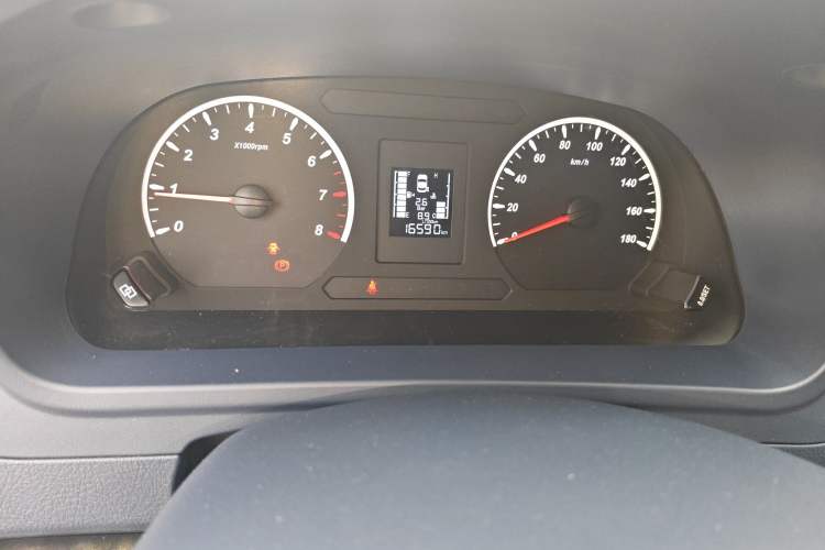Used FORTHING Lingzhi PLUS 2024 1.5T Manual Luxury 9-Seater Odometer Close Up