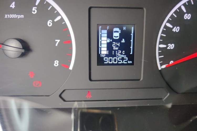 Used FORTHING Lingzhi PLUS 2024 1.5T Manual Luxury 7-Seater Odometer Close Up