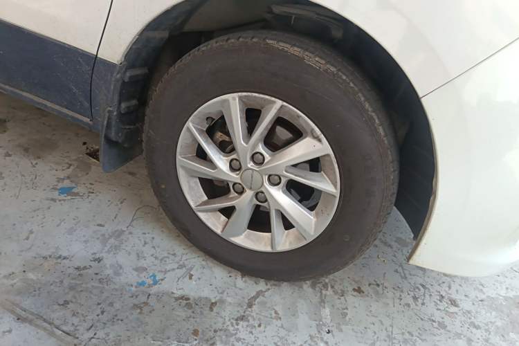 Used FORTHING Lingzhi PLUS 2024 1.5T Manual Luxury 7-Seater Right Front Wheel Hub