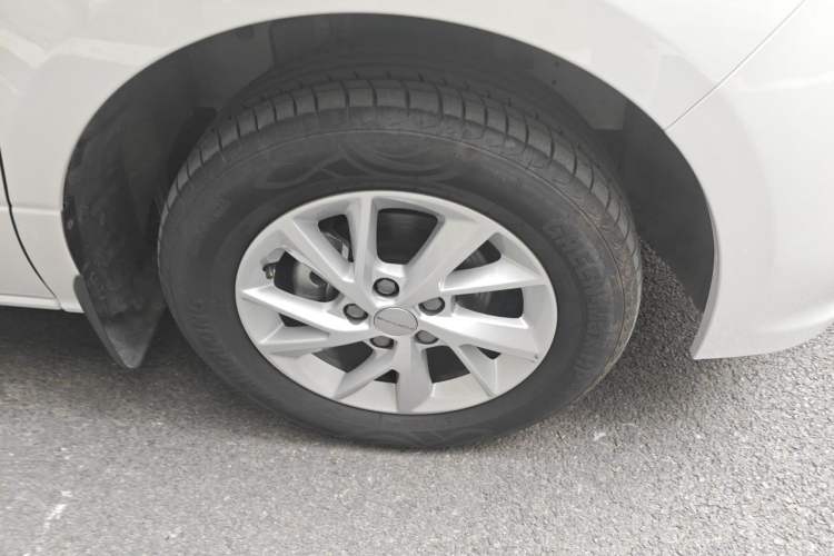Used FORTHING Lingzhi PLUS 2024 1.5T Manual Luxury 7-Seater Right Front Wheel Hub