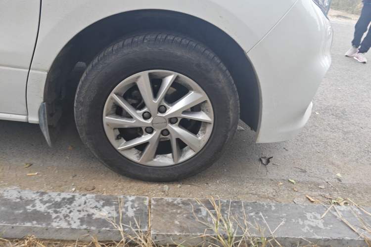 Used FORTHING Lingzhi PLUS 2024 1.5T Manual Luxury 9-Seater Right Front Wheel Hub