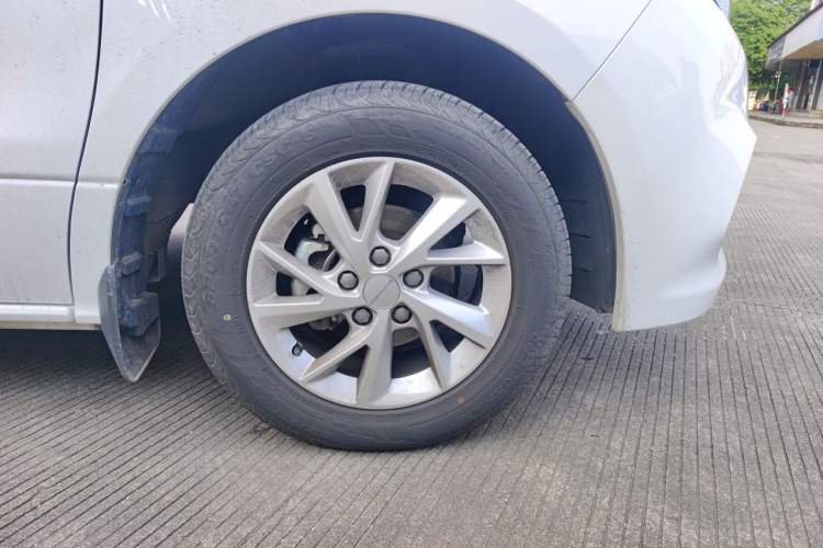 Used FORTHING Lingzhi PLUS 2024 1.5T Manual Luxury 7-Seater Right Front Wheel Hub