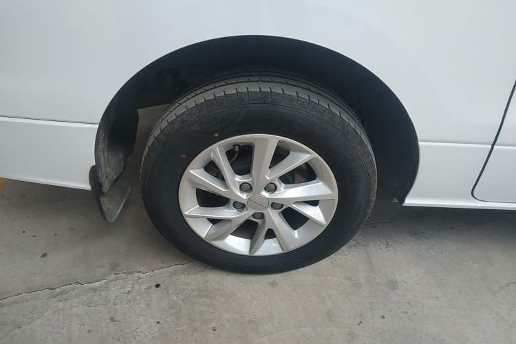 Used FORTHING Lingzhi PLUS 2024 1.5T Manual Luxury 7-Seater Right Rear Wheel Hub