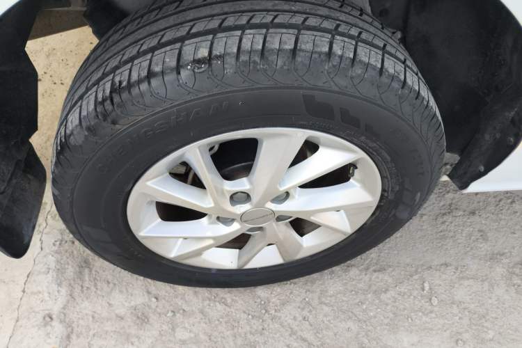 Used FORTHING Lingzhi PLUS 2024 1.5T Manual Luxury 7-Seater Right Rear Wheel Hub