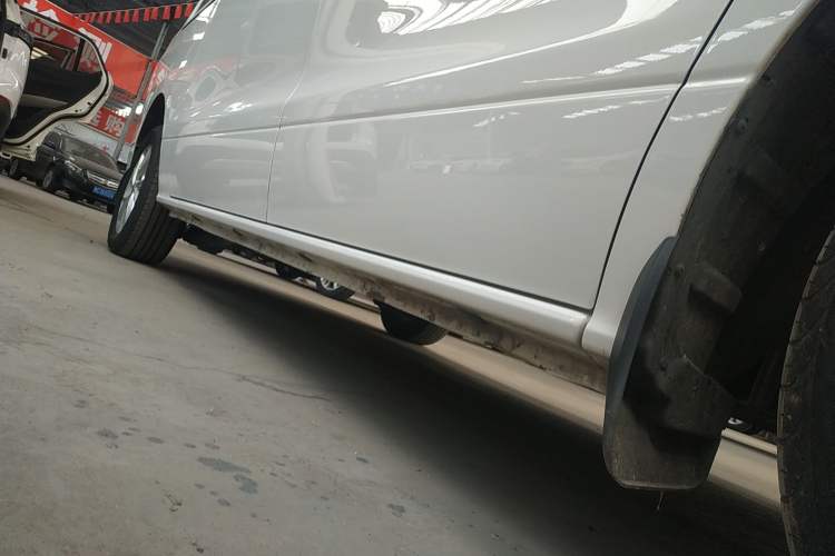Used FORTHING Lingzhi PLUS 2024 1.5T Manual Luxury 7-Seater Right Side Sill
