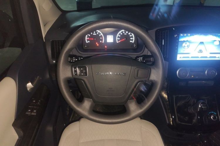 Used FORTHING Lingzhi PLUS 2024 1.5T Manual Luxury 9-Seater Steering Wheel