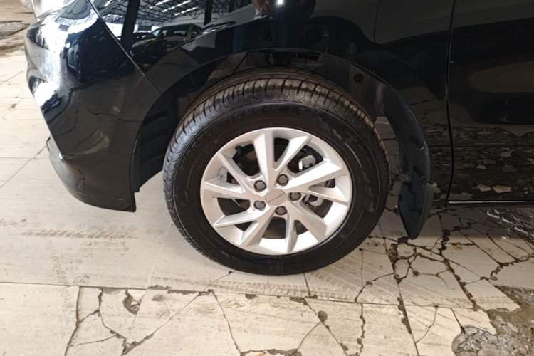 Used FORTHING Lingzhi PLUS 2025 Model 1.5T Manual Luxury Edition 7-seater Left Front Wheel Hub