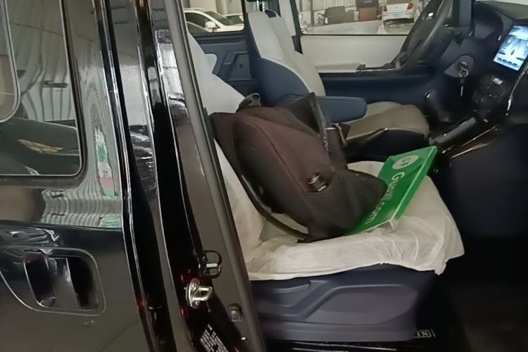 Used FORTHING Lingzhi PLUS 2025 Model 1.5T Manual Luxury Edition 7-seater Right Front Seat