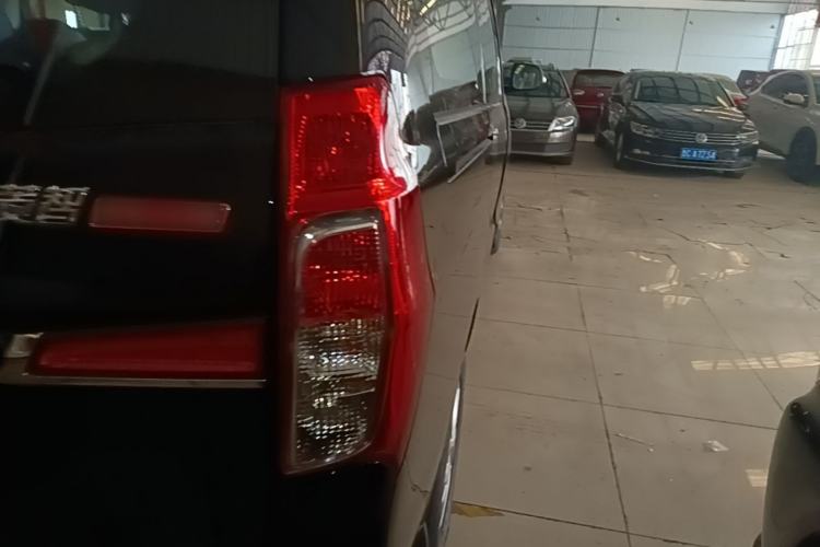 Used FORTHING Lingzhi PLUS 2025 Model 1.5T Manual Luxury Edition 7-seater Right Rear Taillight