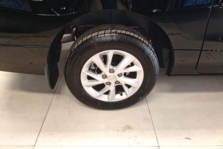 Used FORTHING Lingzhi PLUS 2025 Model 1.5T Manual Luxury Edition 7-seater Right Rear Wheel Hub