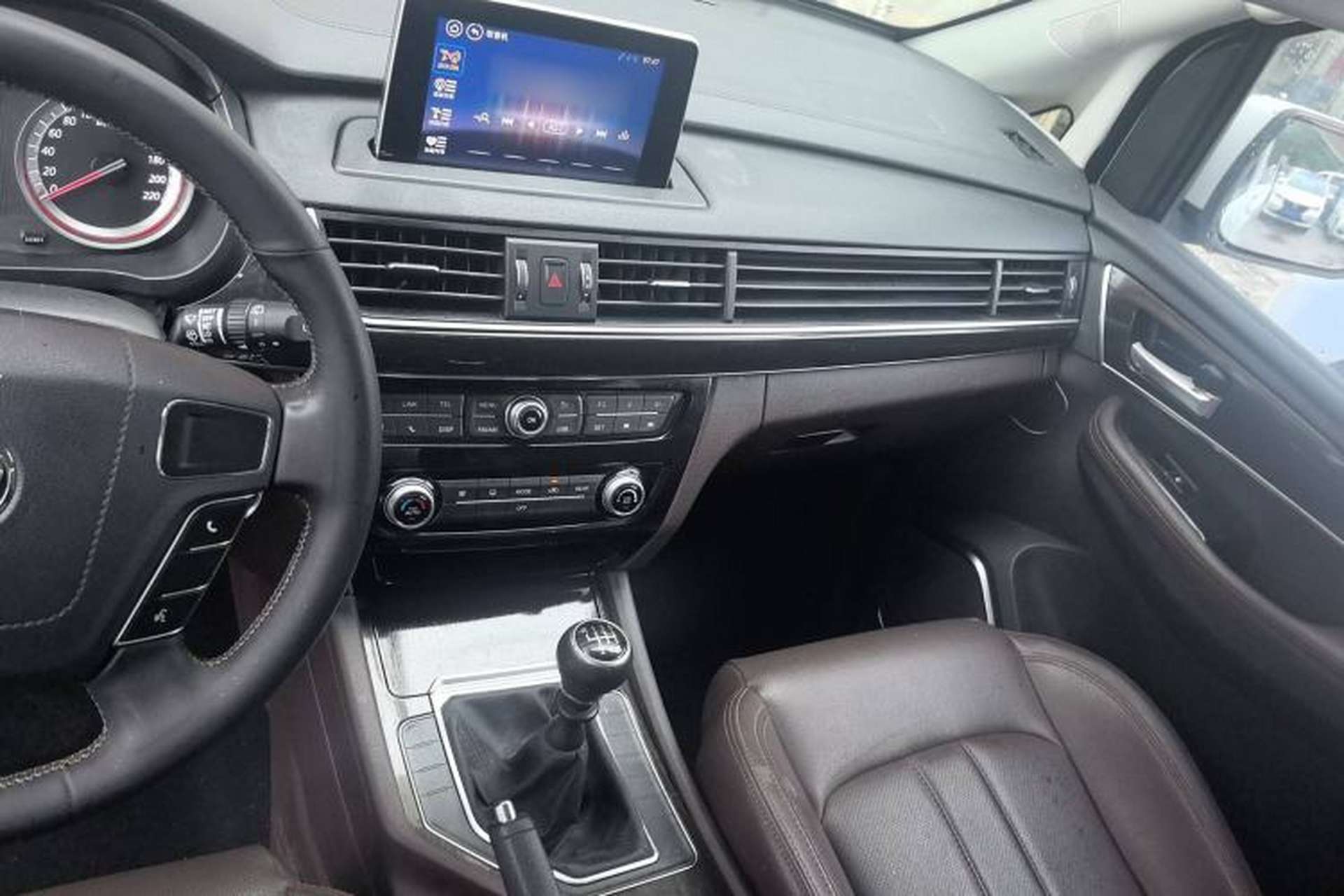 Used FORTHING M6 2019 1.5T Manual Long-Wheelbase Luxury 7-Seater Audio And AC Panel