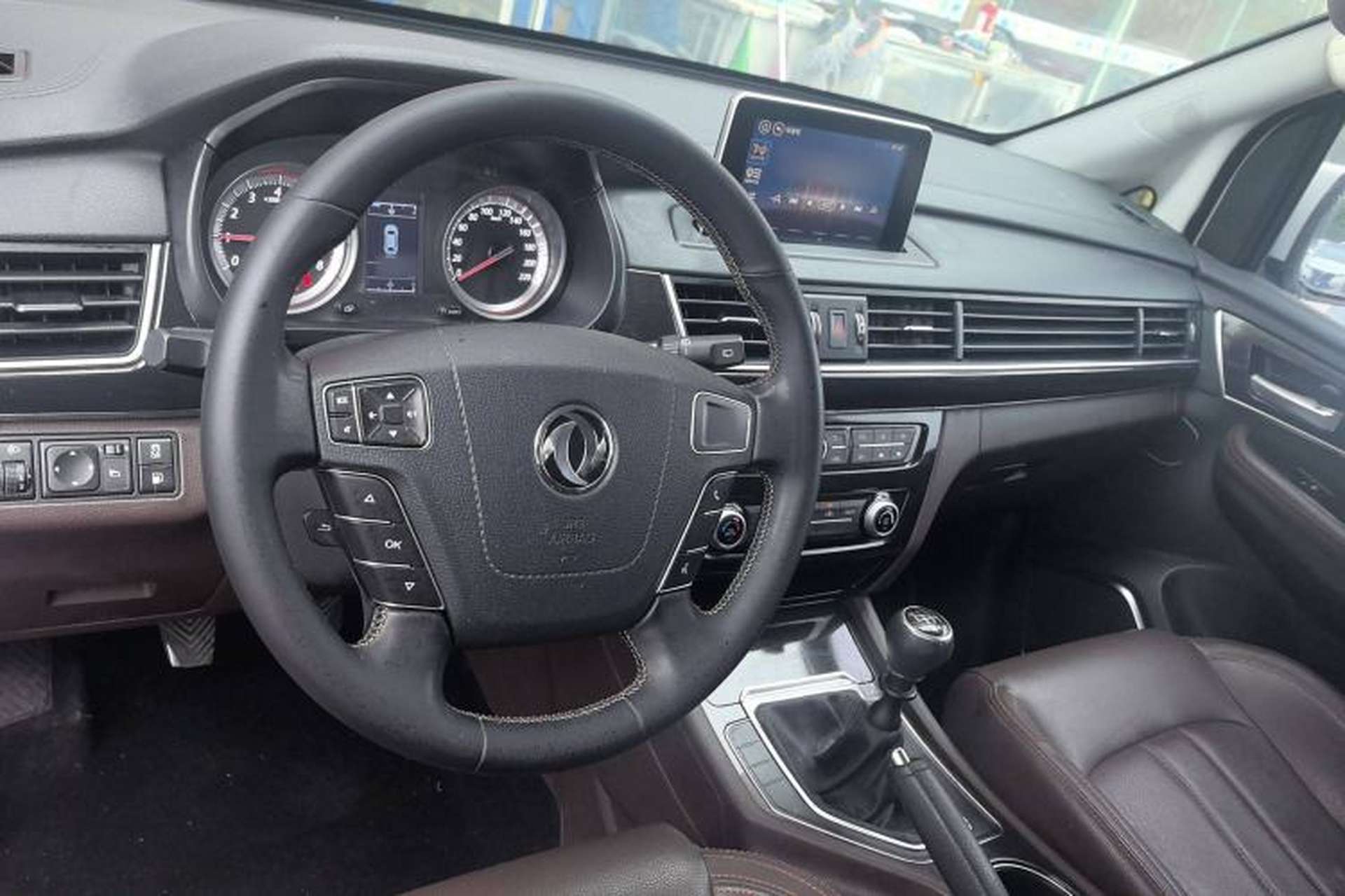 Used FORTHING M6 2019 1.5T Manual Long-Wheelbase Luxury 7-Seater Interior 3