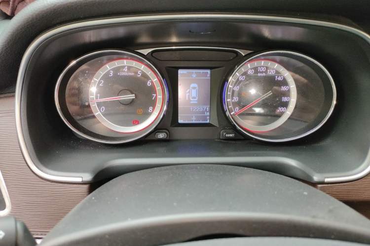 Used FORTHING M7 2021 1.8T Manual Luxury Model Odometer Close Up