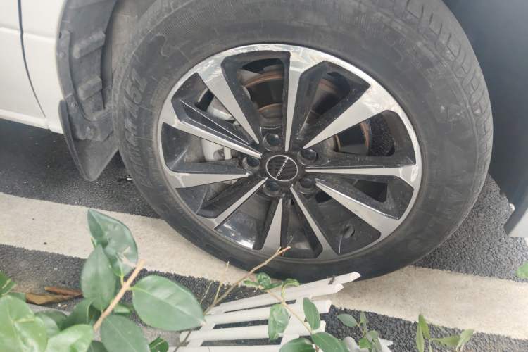 Used FORTHING M7 2022 Lingjue Model 2.0T Automatic Duke Edition Right Front Wheel Hub