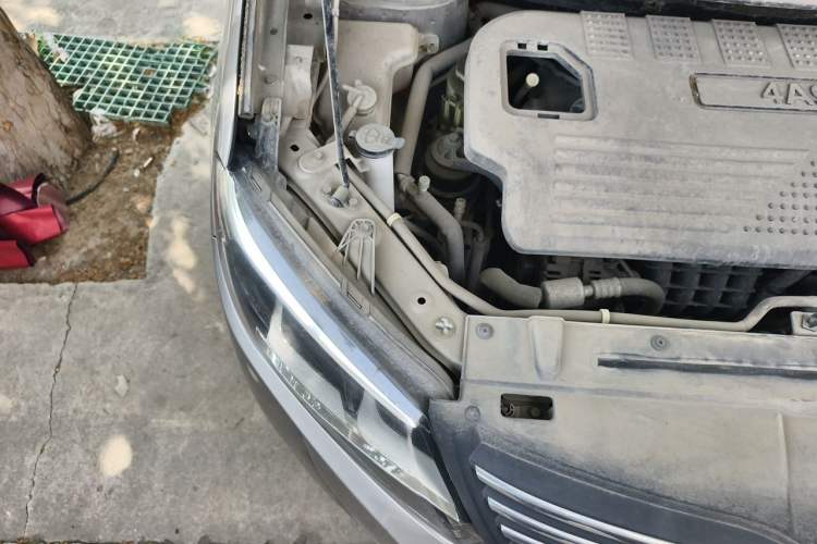 Used FORTHING S500 2017 1.5L Manual Elite Model Engine Bay Right